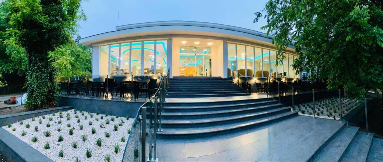 Fenyves Szalloda Es Konferencia-Koezpont Baktaloranthaza Ngoại thất bức ảnh